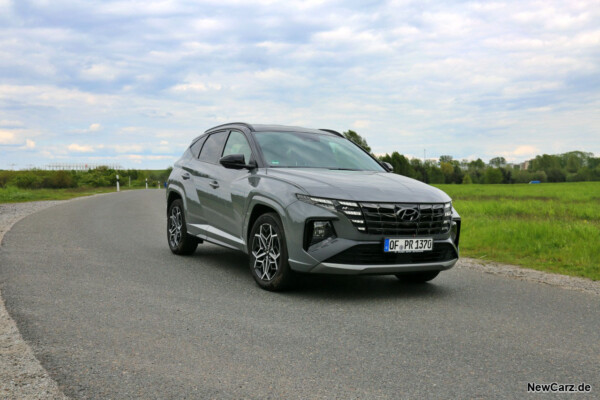 Hyundai Tucson HEV schräg vorne rechts