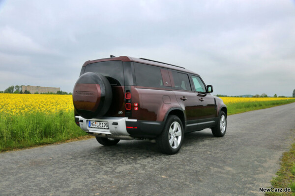 Land Rover Defender 130 schräg hinten rechts