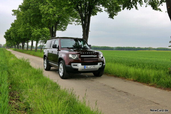 Land Rover Defender 130 schräg vorne rechts