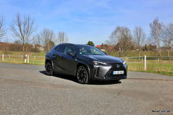 Lexus UX 250h schräg vorne rechts