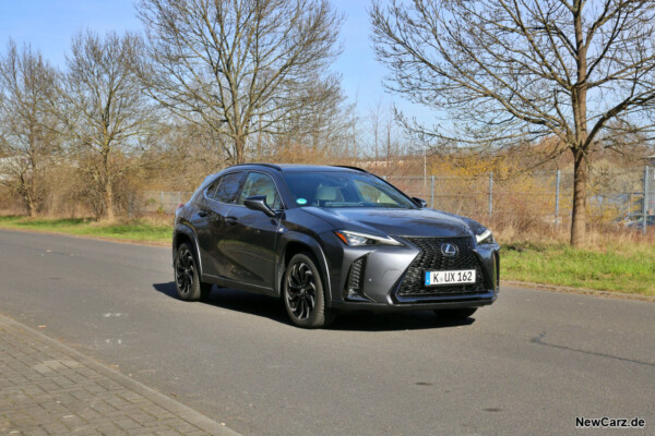 Lexus UX 250h schräg vorn rechts