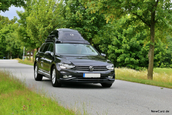 VW Passat Variant mit Dachbox