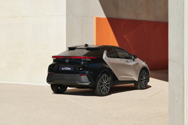 Toyota C-HR schräg hinten rechts