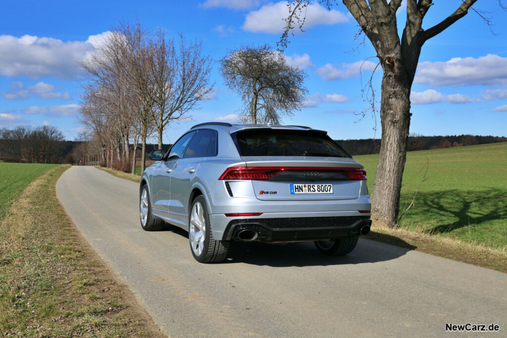 Audi RS Q8 schräg hinten links