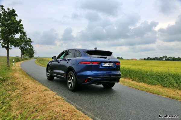 Jaguar F-Pace P400e schräg hinten links