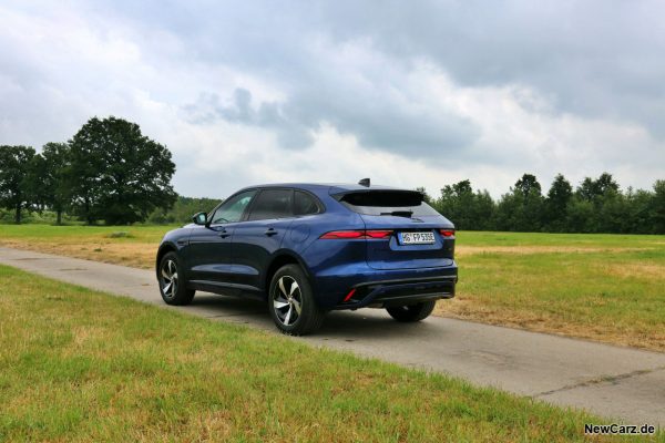 Jaguar F-Pace P400e schräg hinten links