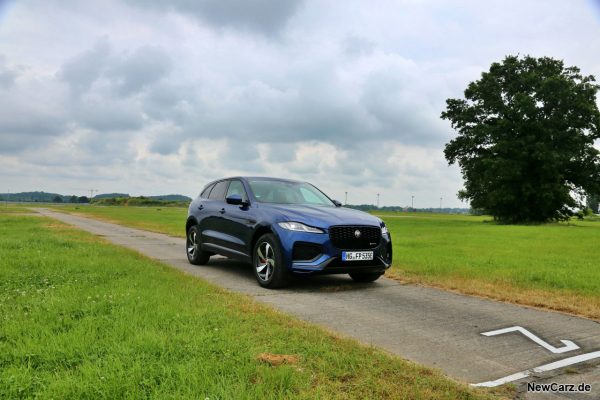 Jaguar F-Pace P400e schräg vorne rechts