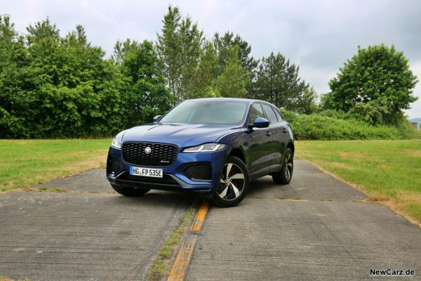 Jaguar F-Pace P400e schräg vorne links