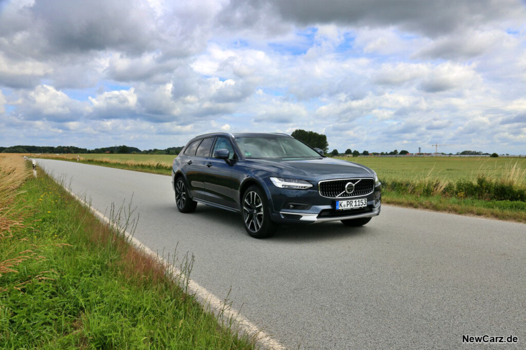 Volvo V90 Cross Country schräg vorn rechts