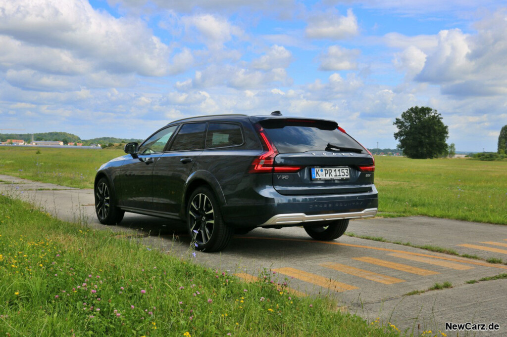 Volvo V90 Cross Country schräg hinten links