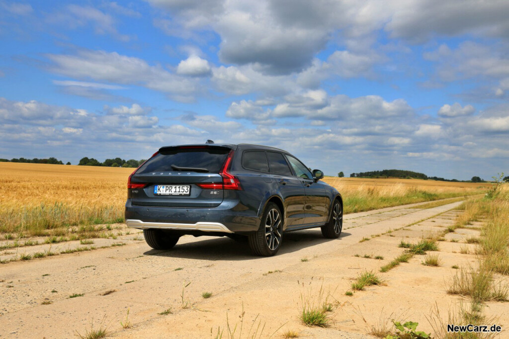 Volvo V90 Cross Country schräg hinten rechts