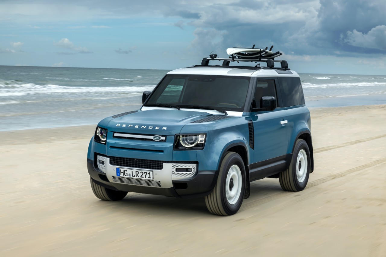 Defender 90 Marine Blue Edition am Strand