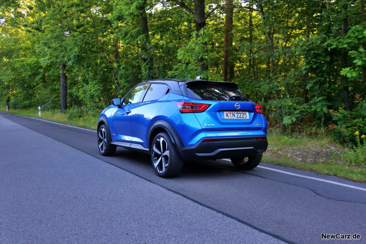 Nissan Juke Hybrid schräg hinten links