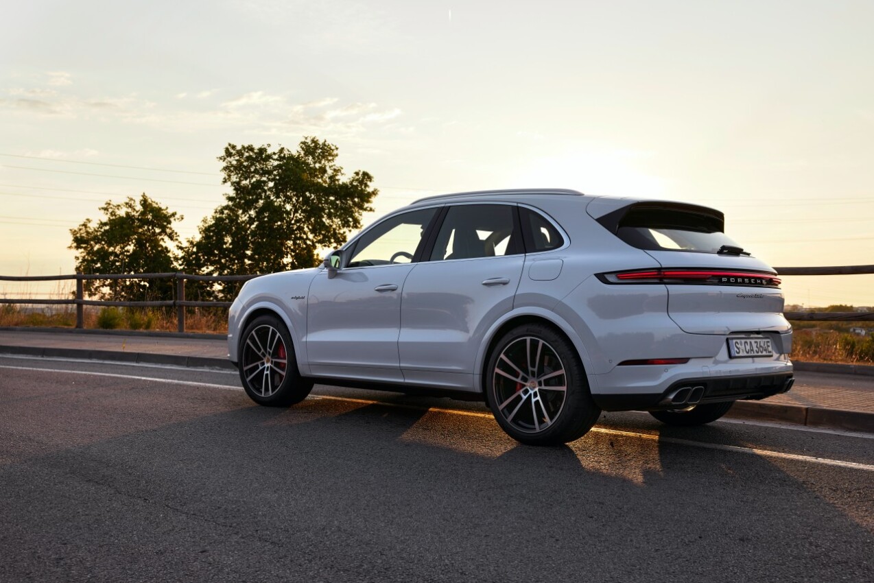 Porsche Cayenne Turbo E-Hybrid schräg hinten links