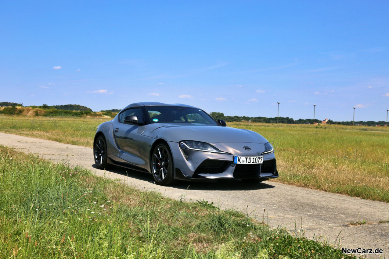 Toyota GR Supra 3.0 schräg vorne rechts