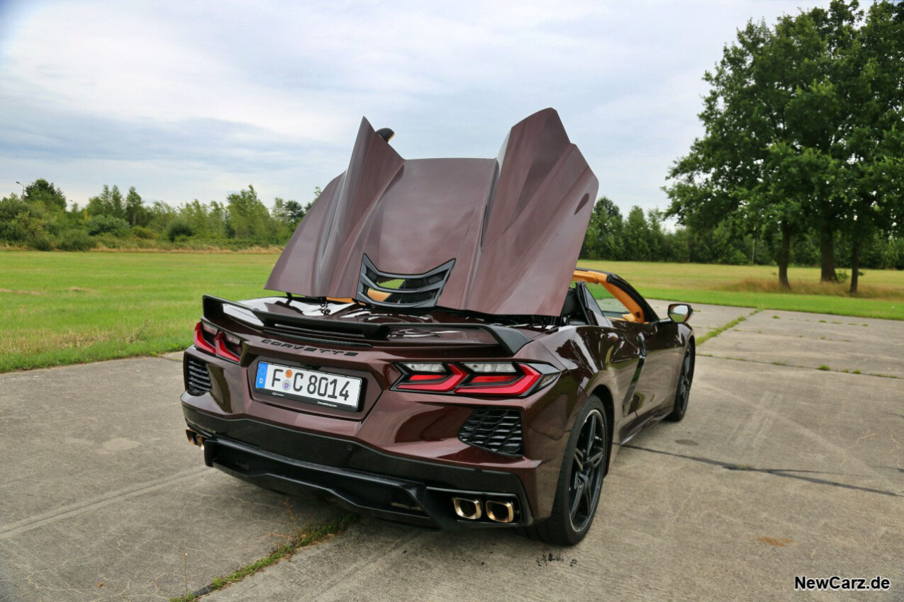 Corvette C8 Stingray Cabriolet öffnend