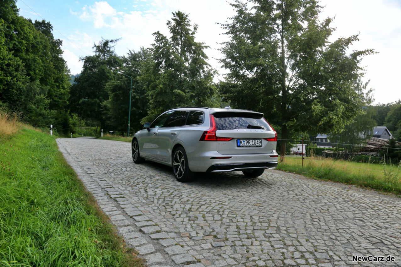 Volvo V60 B4 schräg hinten rechts