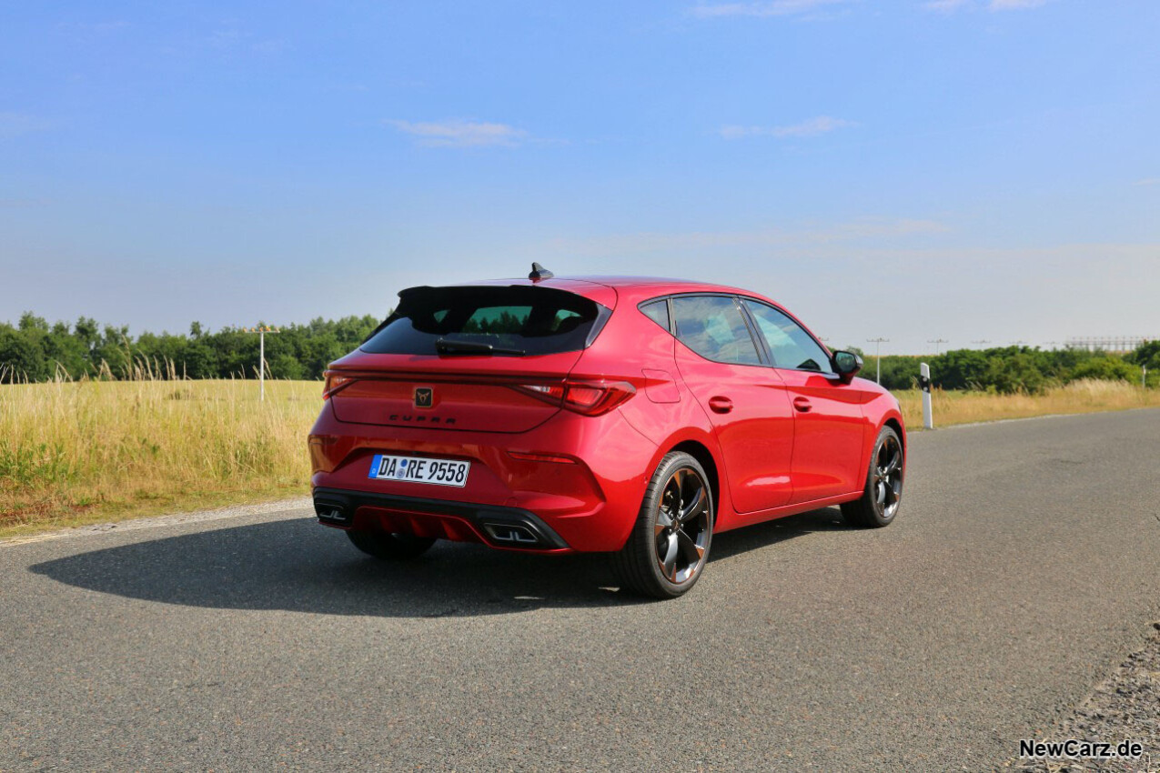 Cupra Leon 1.5 eTSI schräg hinten rechts