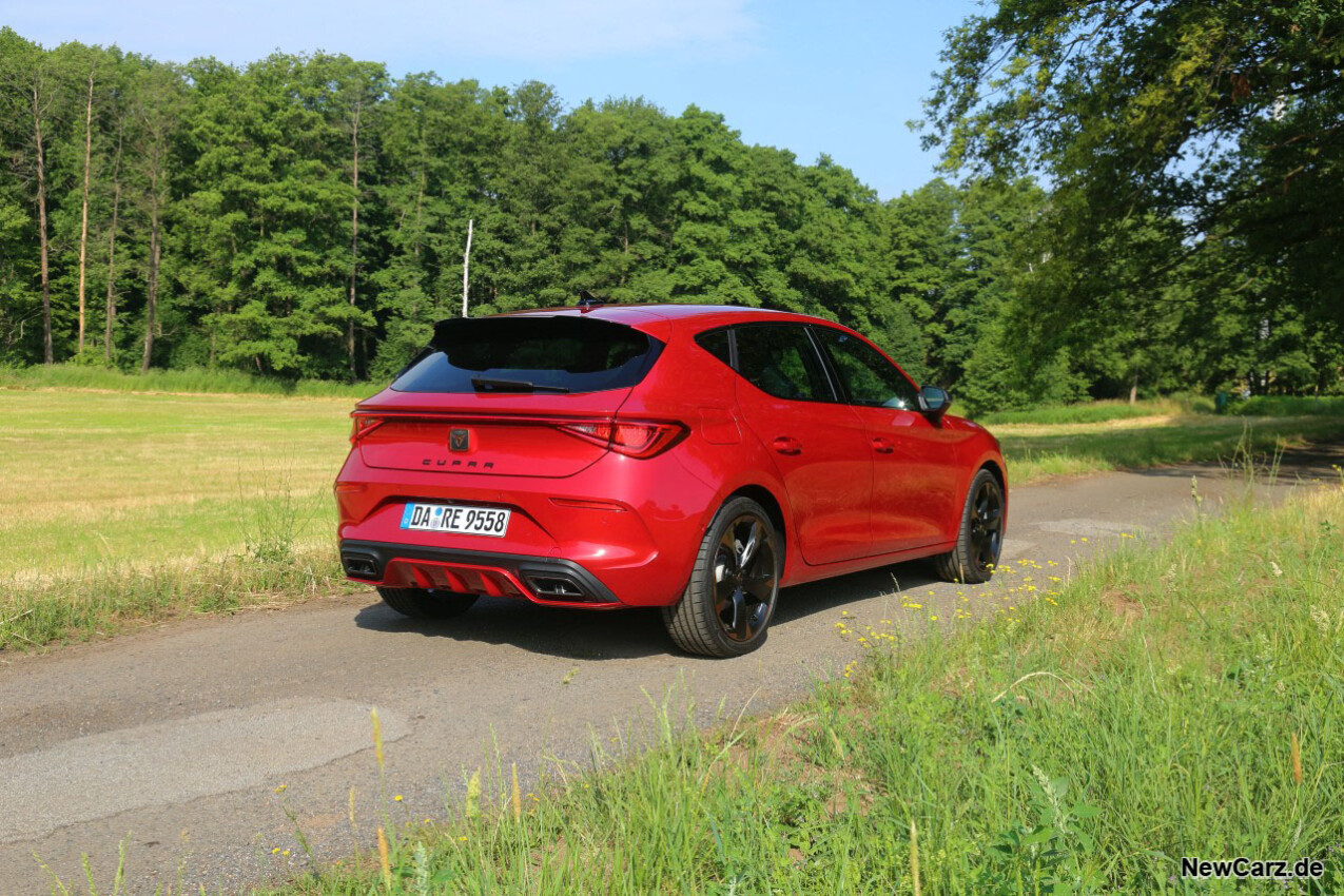 Cupra Leon 1.5 eTSI schräg hinten