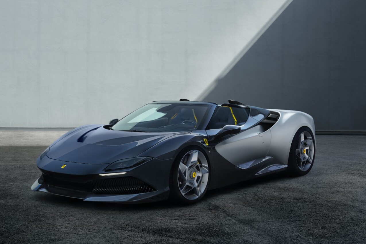 Ferrari SP-8 schräg vorne links