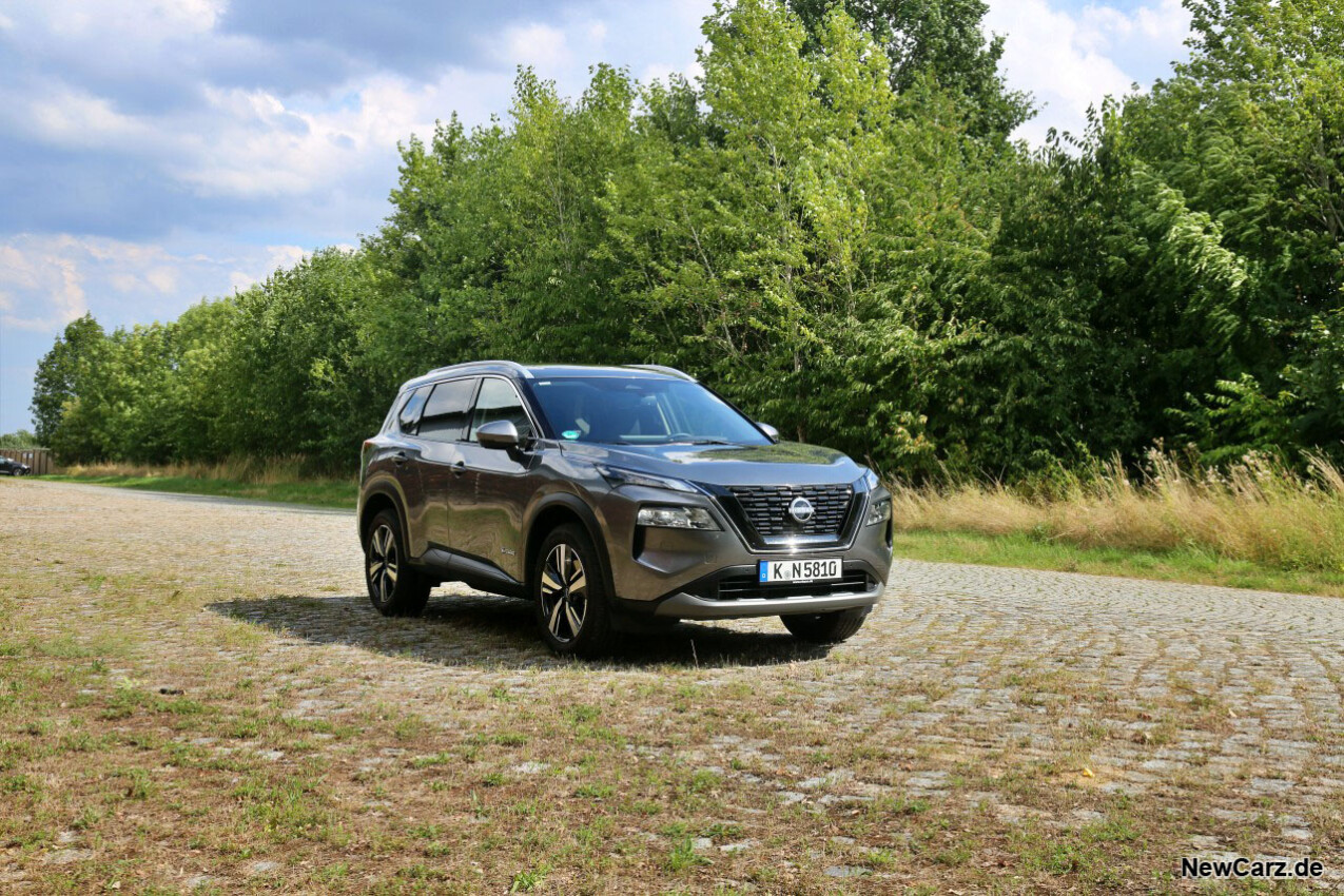 Nissan X-Trail schräg vorne rechts