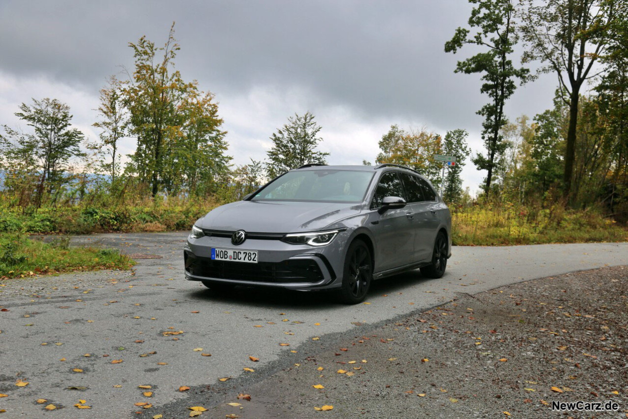 VW Golf Variant eTSI schräg vorne links