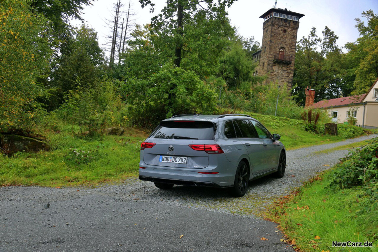 VW Golf Variant eTSI schräg hinten rechts