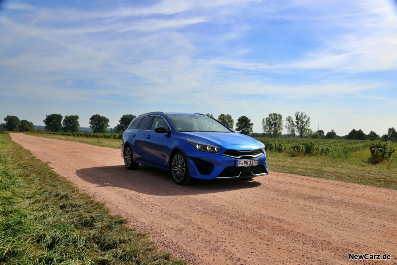 Kia Ceed Sportswagon 1.5 T-GDI schräg vorne rechts