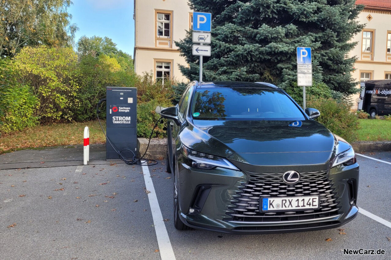 Lexus RX 450h+ an der Ladesäule