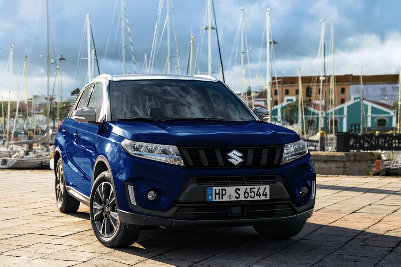 Suzuki Vitara Shinkai vor Segelbooten