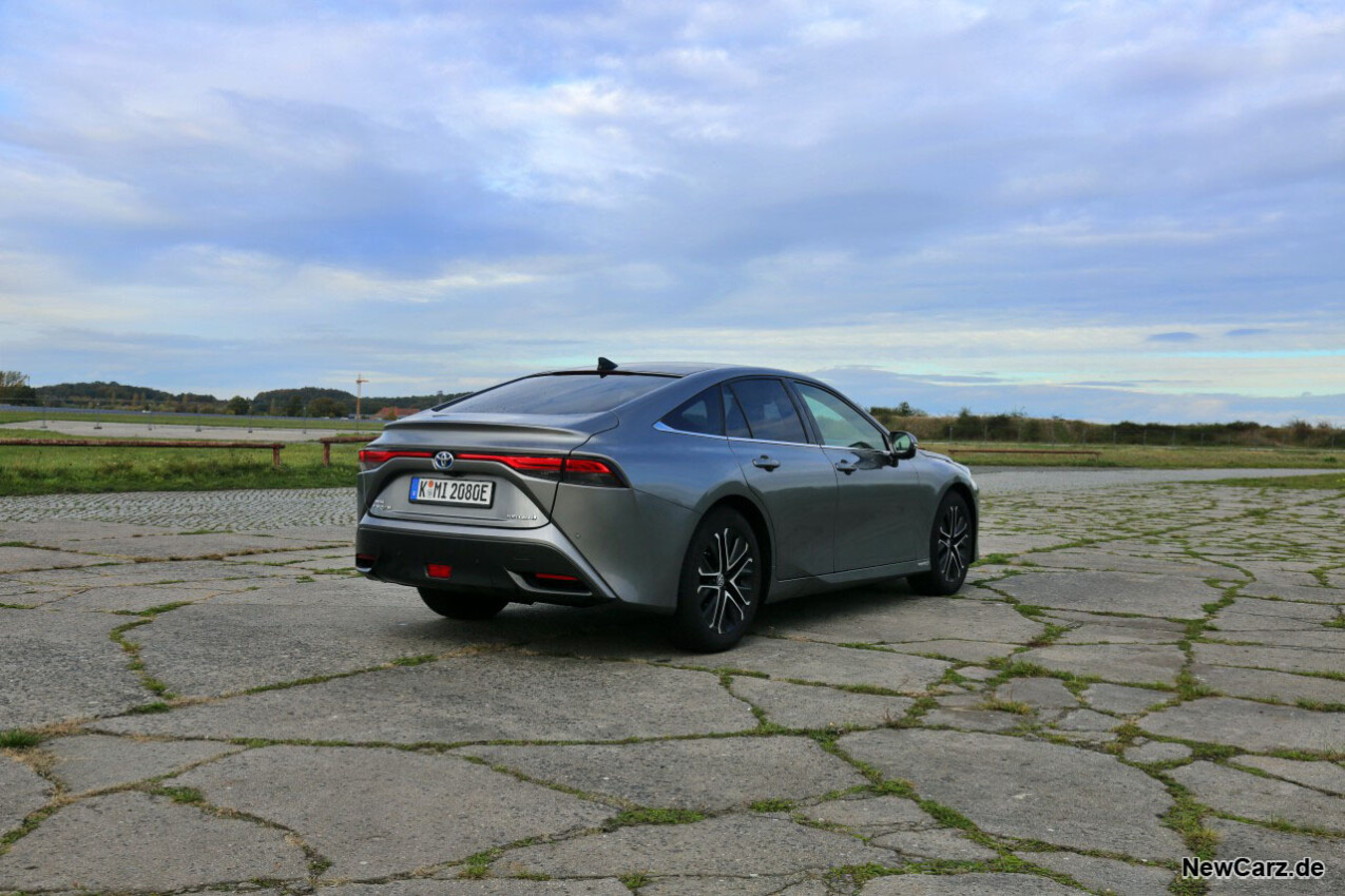 Toyota Mirai schräg hinten rechts