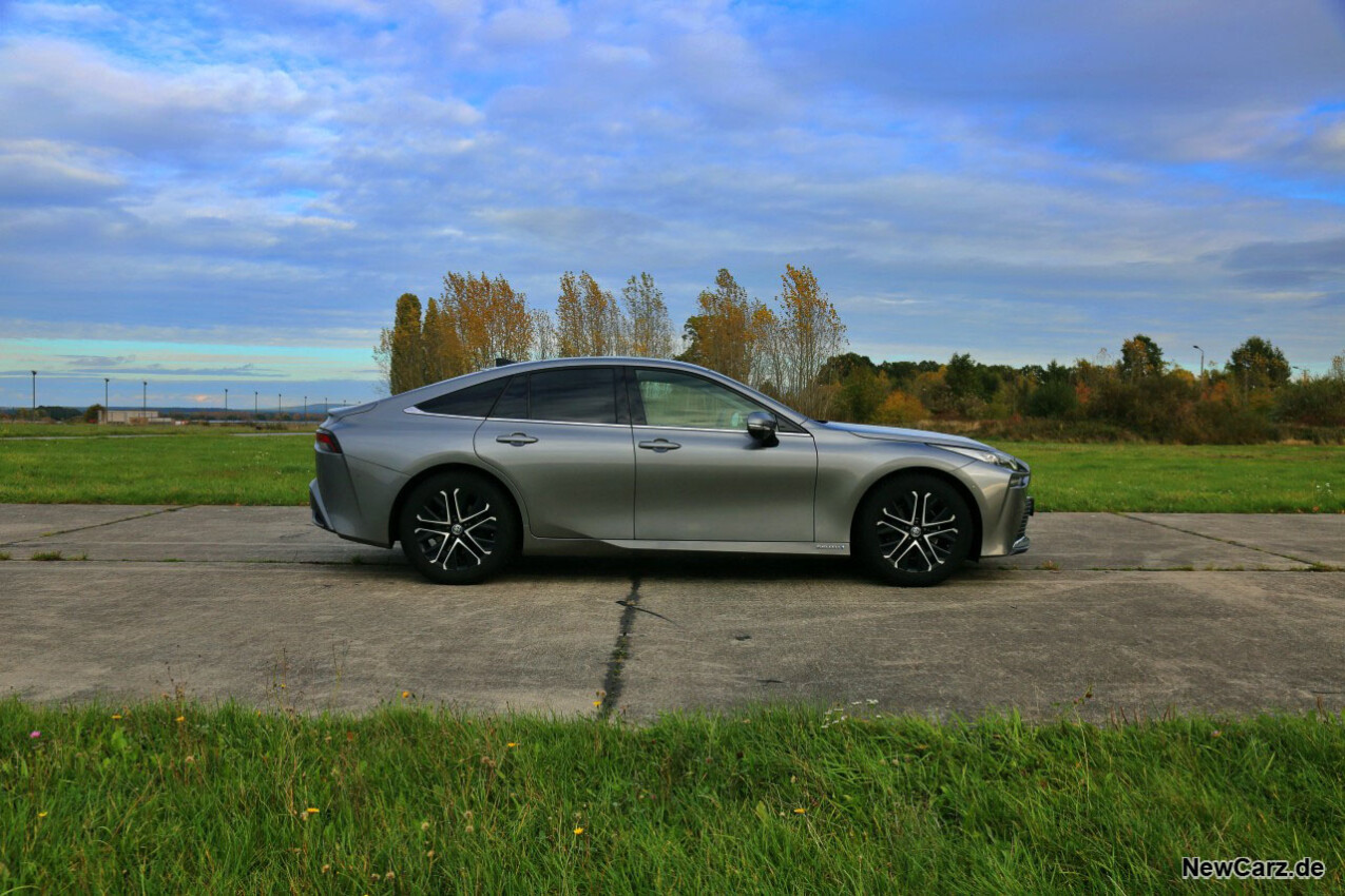 Toyota Mirai seitlich rechts