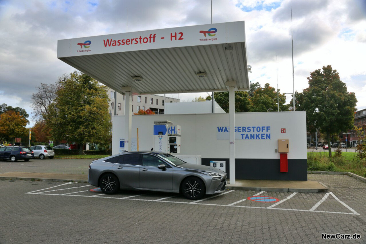 Toyota Mirai an Tankstelle