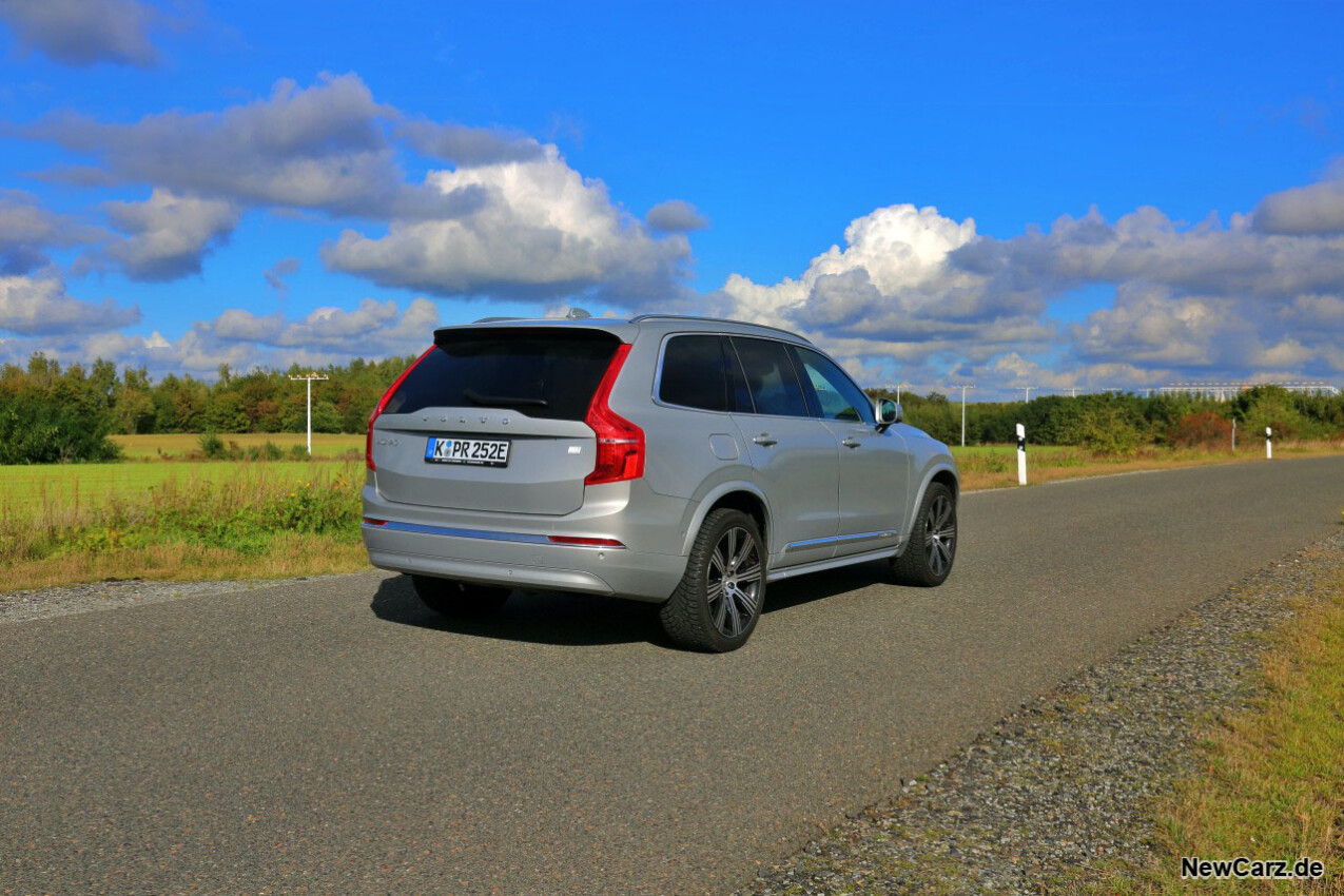 Volvo XC90 Recharge T8 schräg hinten rechts