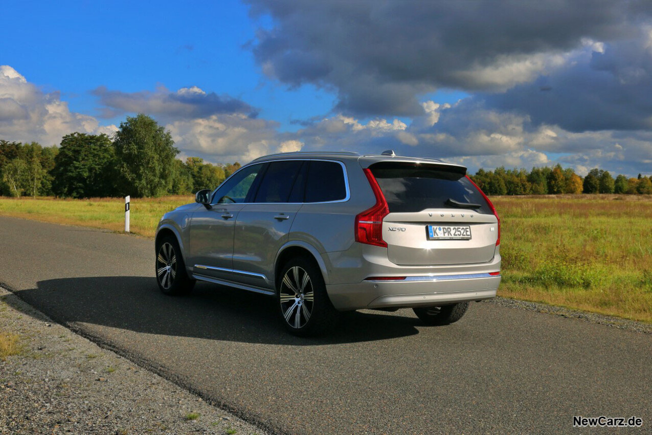 Volvo XC90 Recharge T8 schräg hinten links