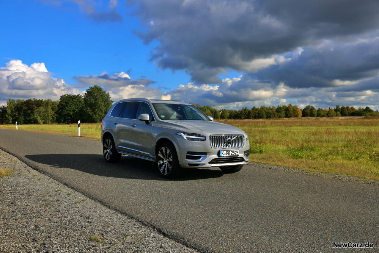 Volvo XC90 Recharge T8 schräg vorne rechts