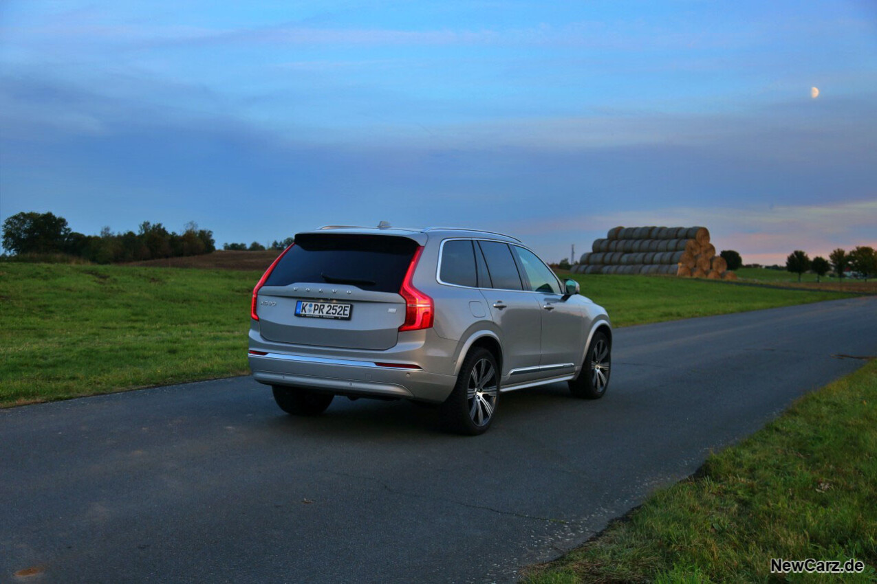 Volvo XC90 Recharge T8 schräg hinten rechts