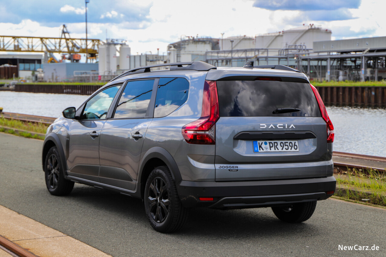 Dacia Jogger Hybrid schräg hinten