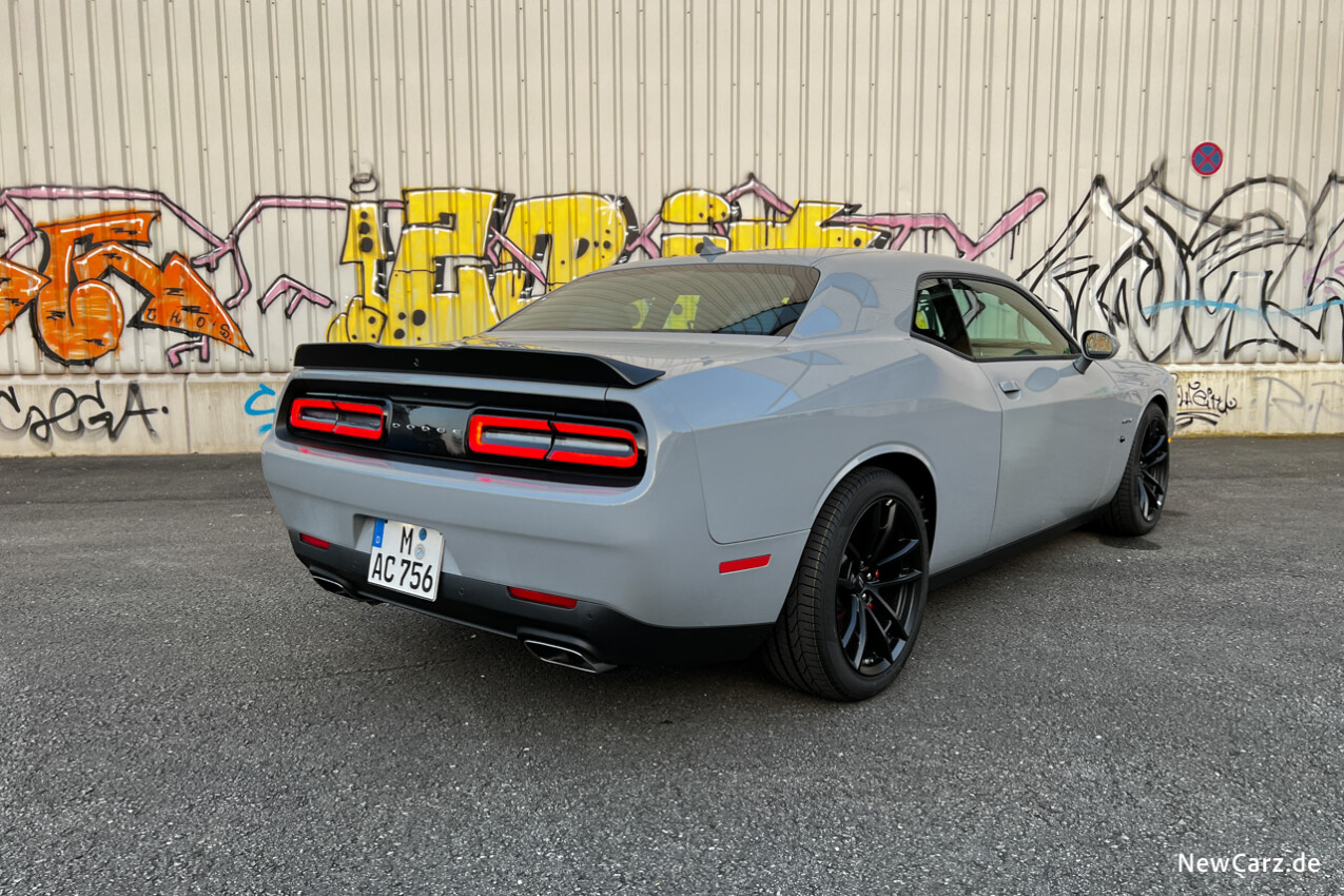 Dodge Challenger R/T Shaker schräg hinten