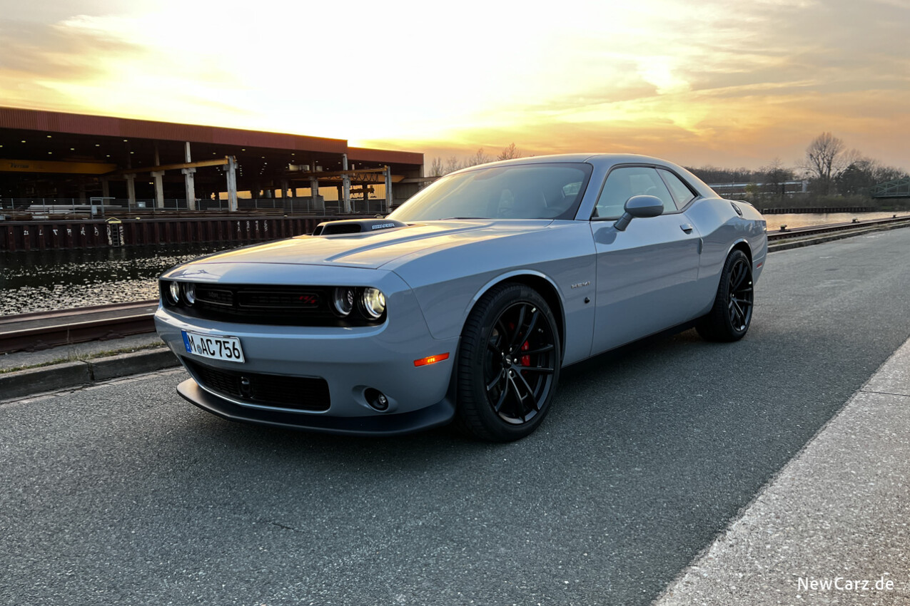 Dodge Challenger R/T Shaker schräg vorne