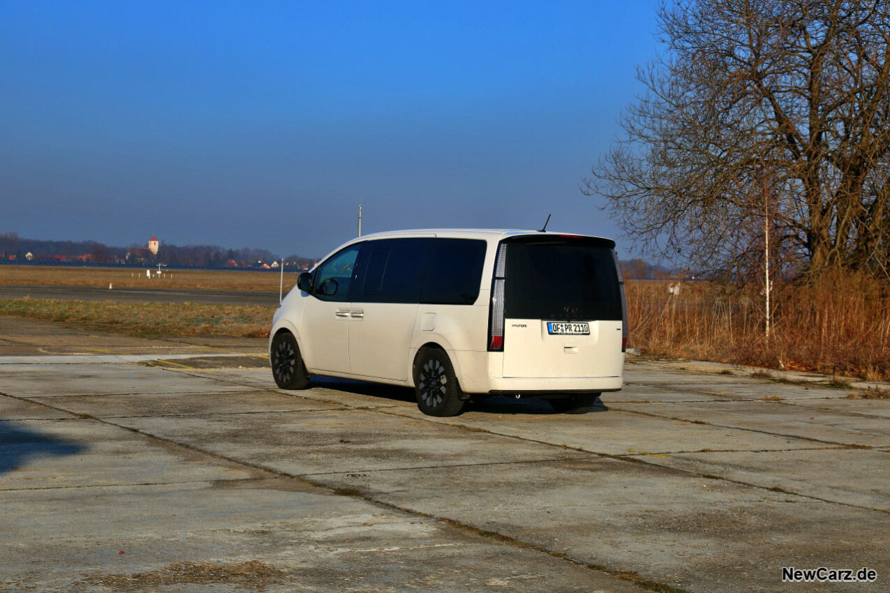 Hyundai Staria schräg hinten links