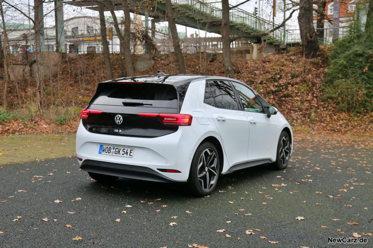 VW ID.3 Facelift schräg hinten rechts parkend