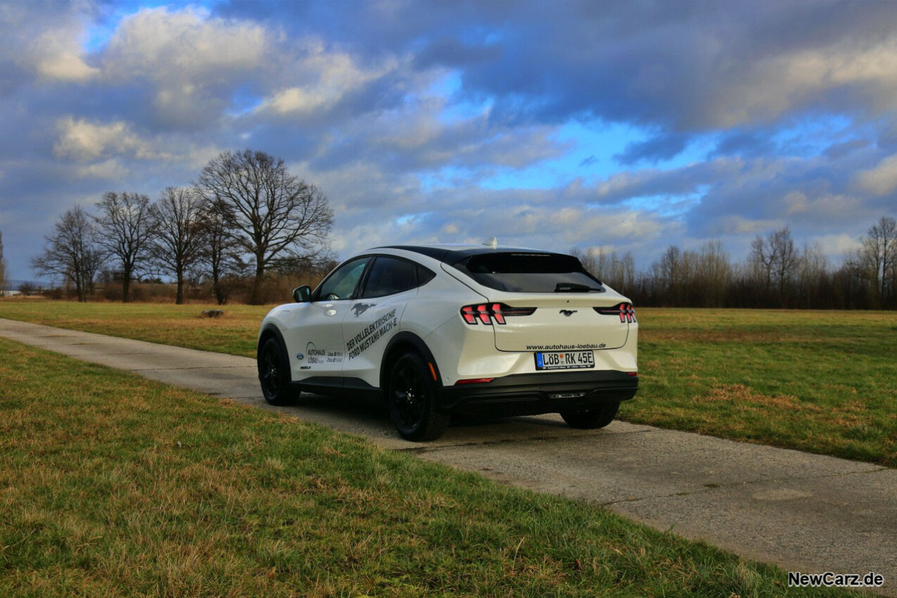 Ford Mustang Mach-E schräg hinten links