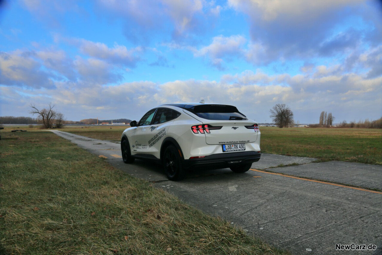 Ford Mustang Mach-E schräg hinten links