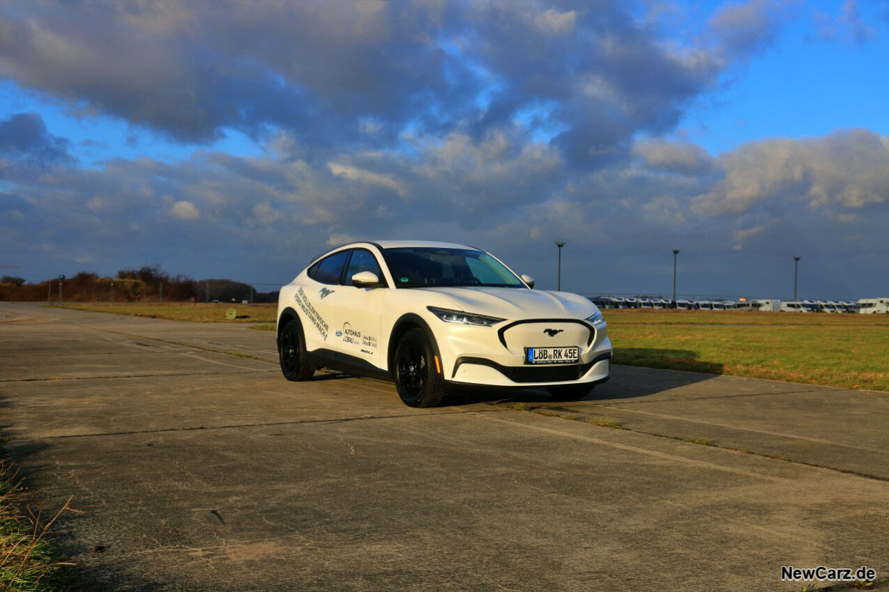 Ford Mustang Mach-E schräg vorne rechts