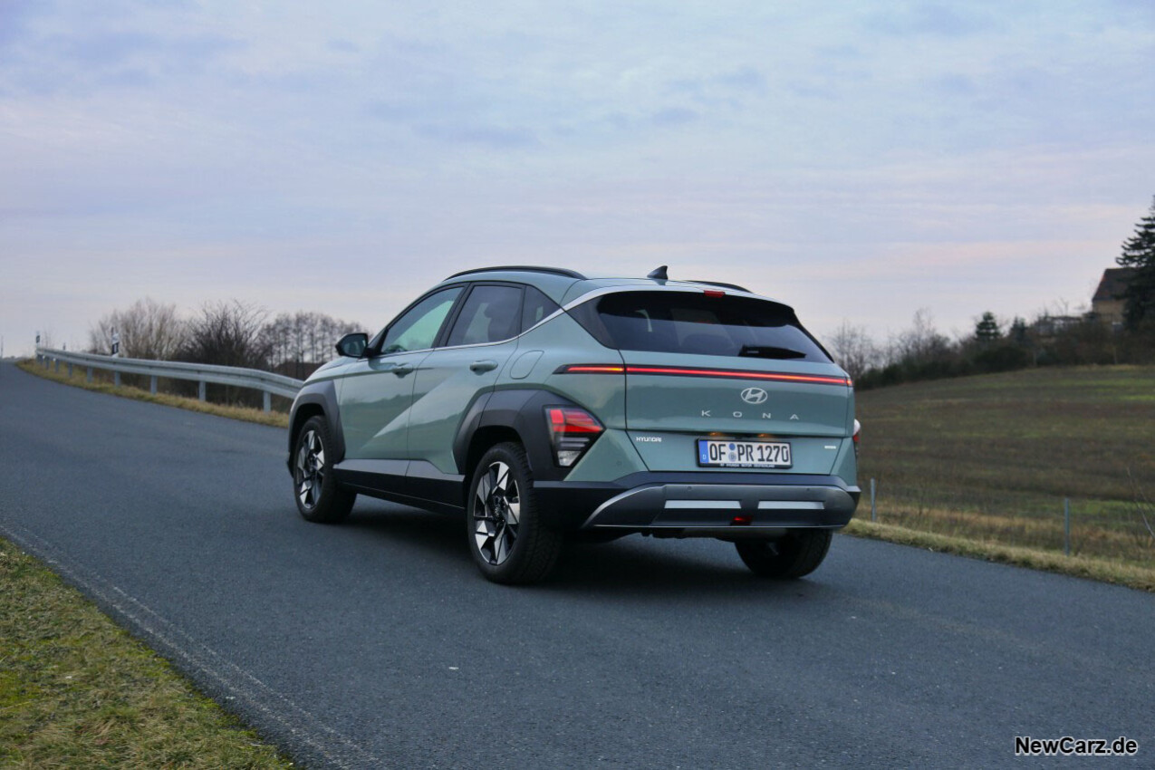 Hyundai Kona Hybrid schräg hinten links