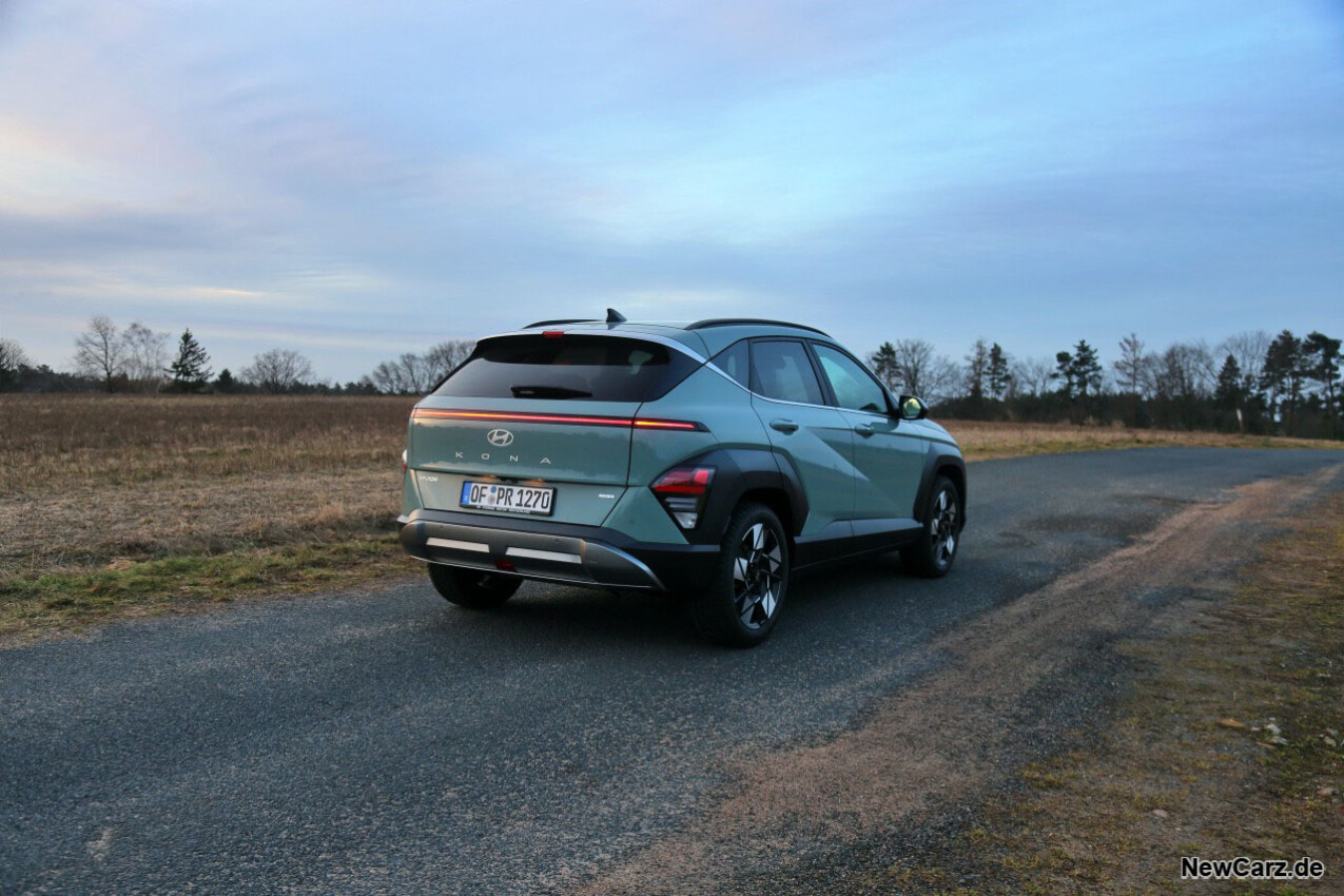 Hyundai Kona Hybrid schräg hinten rechts