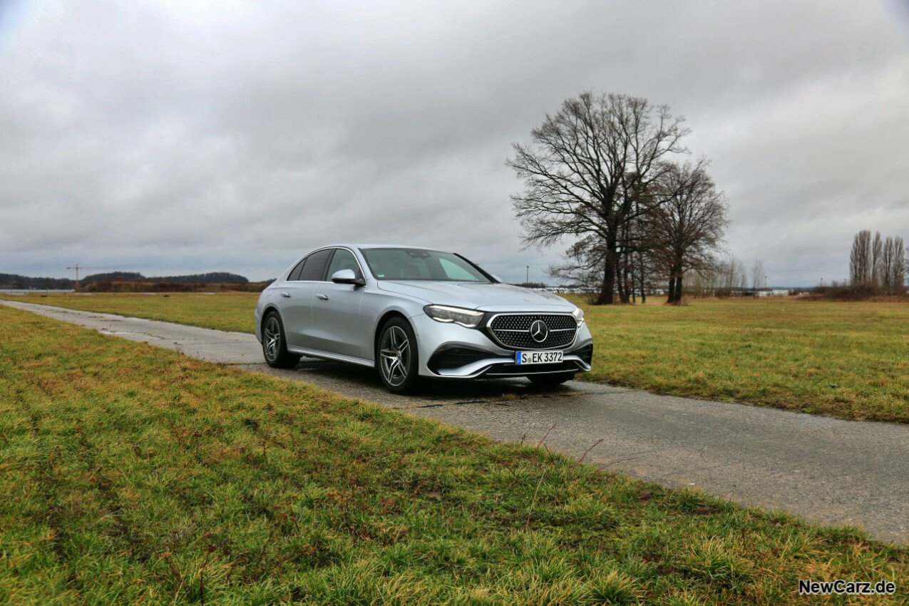 Mercedes-Benz E 220d 4Matic schräg vorne rechts