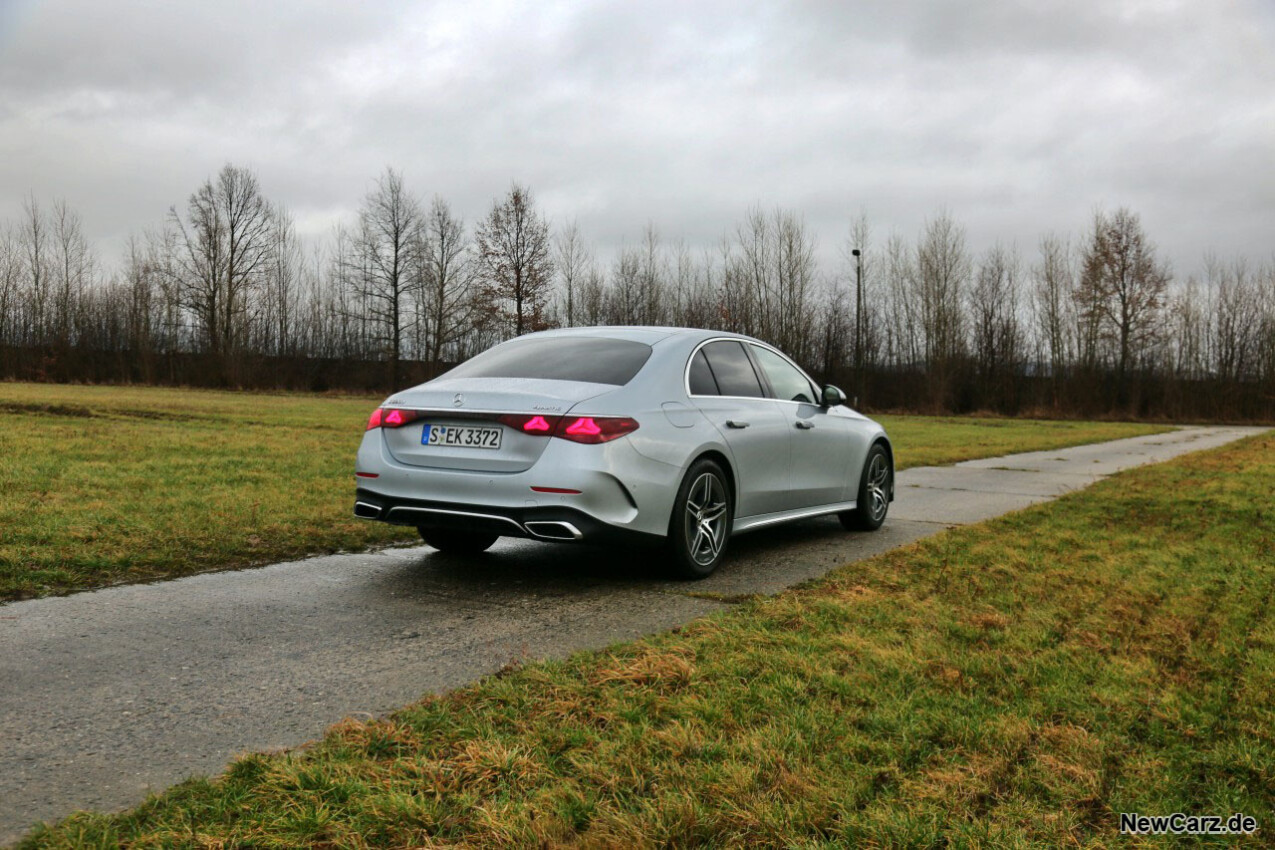 Mercedes-Benz E 220d 4Matic schräg hinten rechts