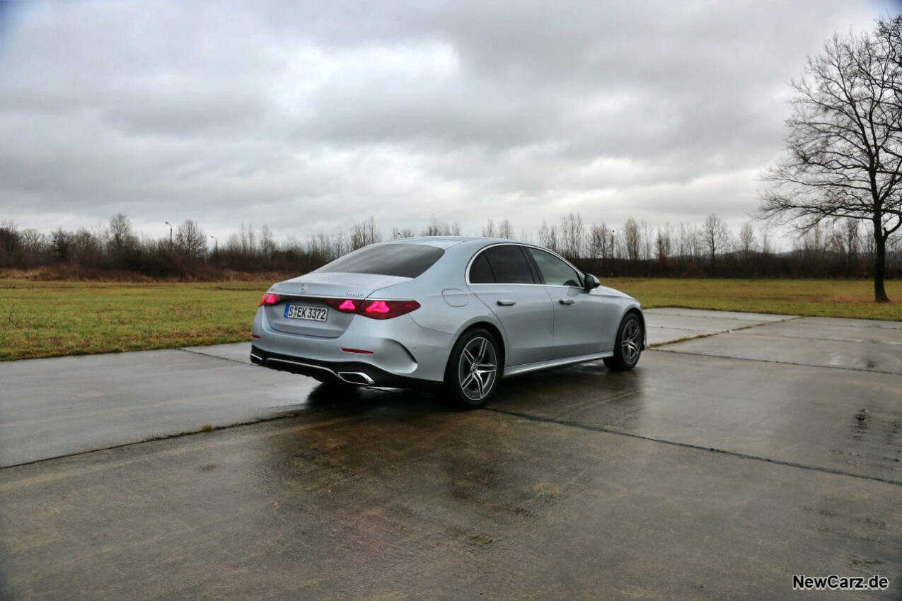 Mercedes-Benz E 220d 4Matic schräg hinten rechts